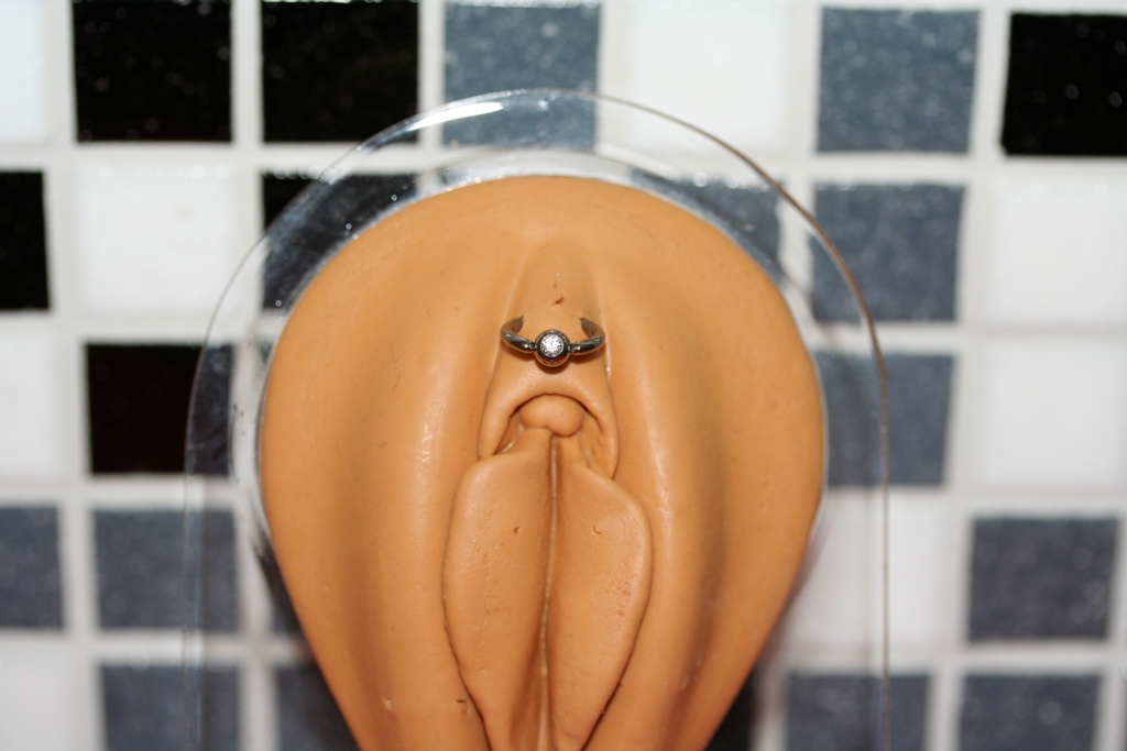 Klitoris vertikal piercing Klitorisvorhaut Vertikal